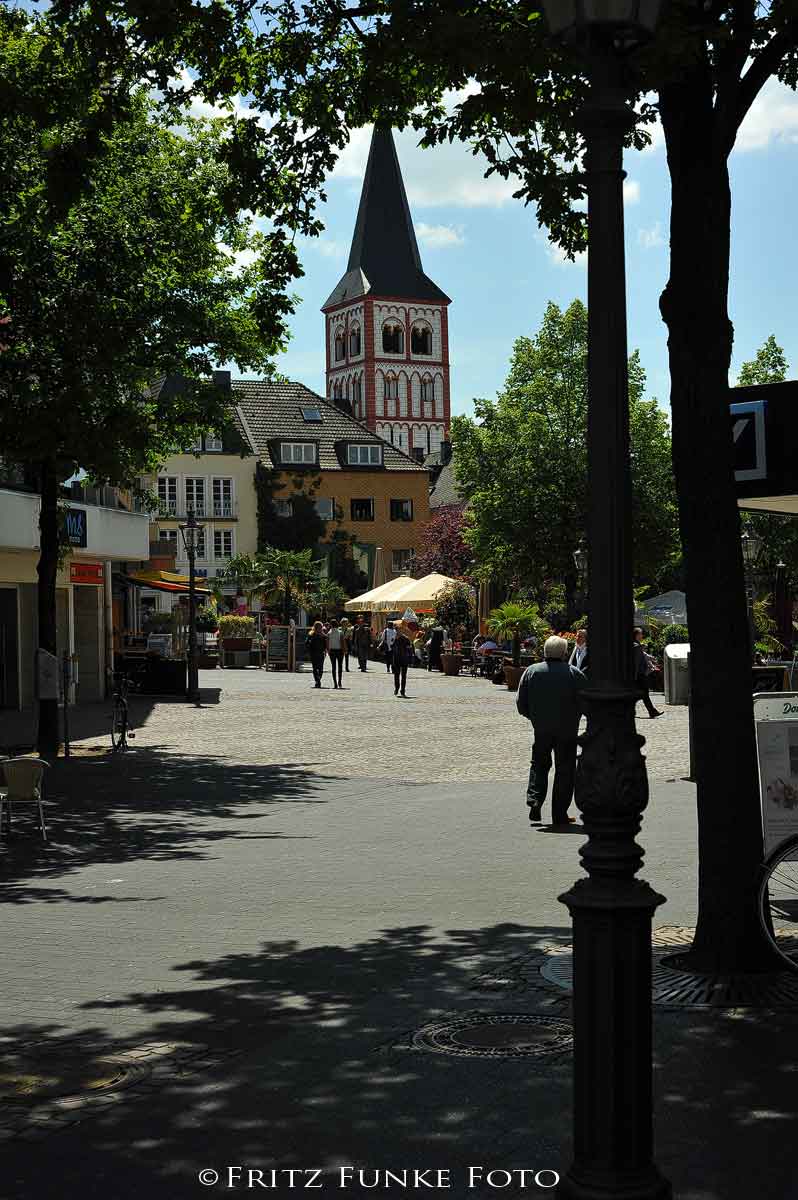 cafe am marktplatz mit servatiuskirche in siegburg